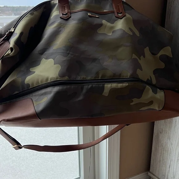 Stella & Dot Camouflage Duffel Bag with Brown Leather Trim - Picture 3 of 3